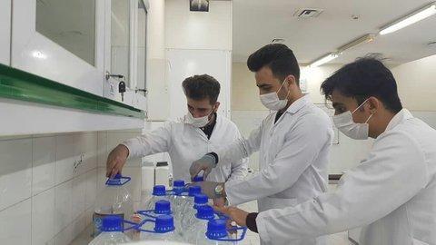 دانشجویان دانشکده داروسازی کرمان برای فراوری مواد ضد عفونی نماینده کوشش می نمایند